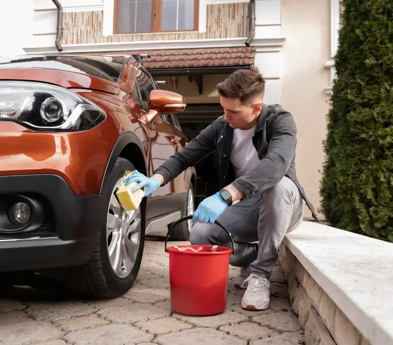 Lavage auto à domicile Monbahus : professionnel intervenant sur un véhicule
